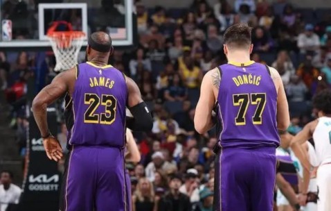 AYX-德布劳内重返赛场，比赛局势复杂首场状态出色，拜仁观众沸腾！引发球迷热议的简单介绍