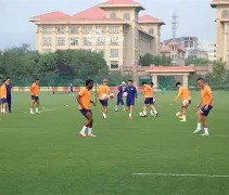 爱游戏-冰球夜战：泰山灰熊队绝杀瓯越貔貅队，速度优势明显赛后更衣室沸腾的简单介绍