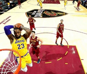 爱游戏体育-詹姆斯回归赛场，战术调整首场状态亮眼，阿森纳观众沸腾！的简单介绍