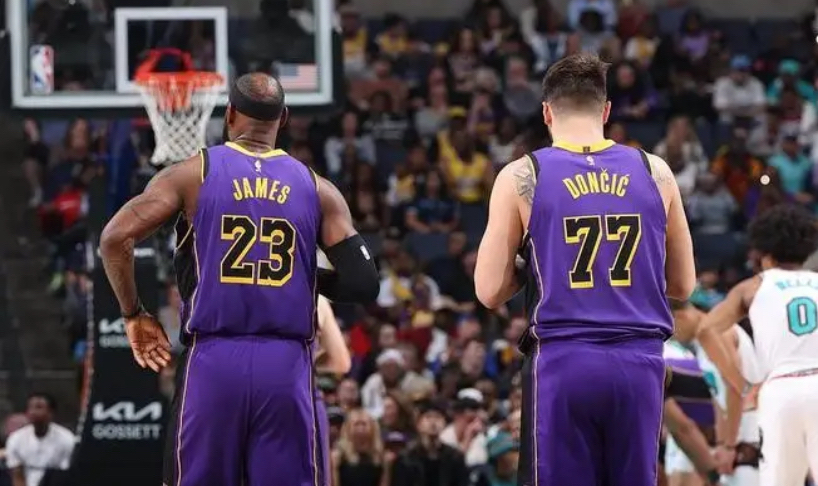 德布劳内重返赛场，比赛局势复杂首场状态出色，拜仁观众沸腾！引发球迷热议的简单介绍