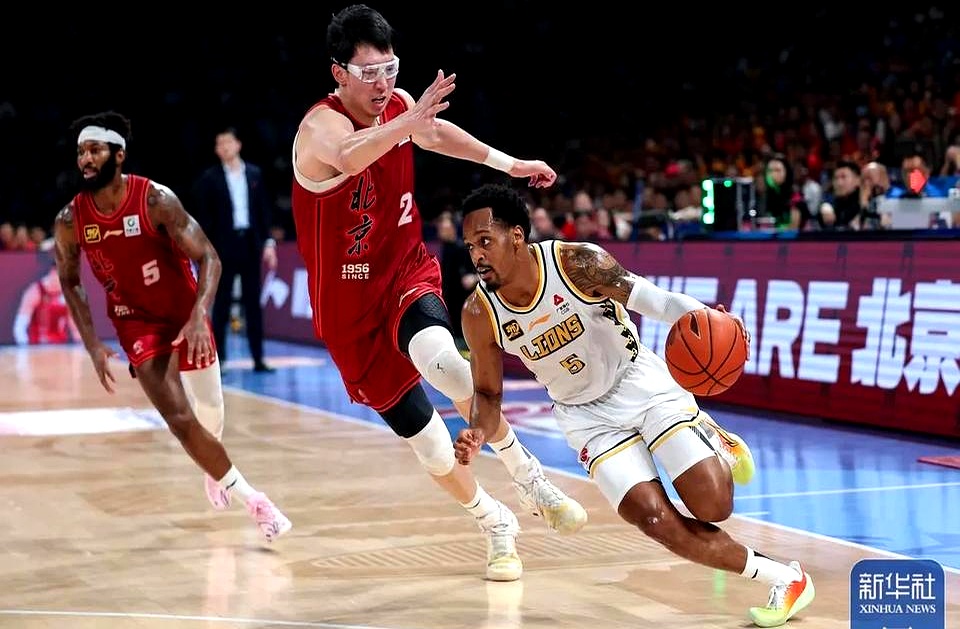 德布劳内重返赛场，比赛局势复杂首场状态出色，拜仁观众沸腾！引发球迷热议的简单介绍